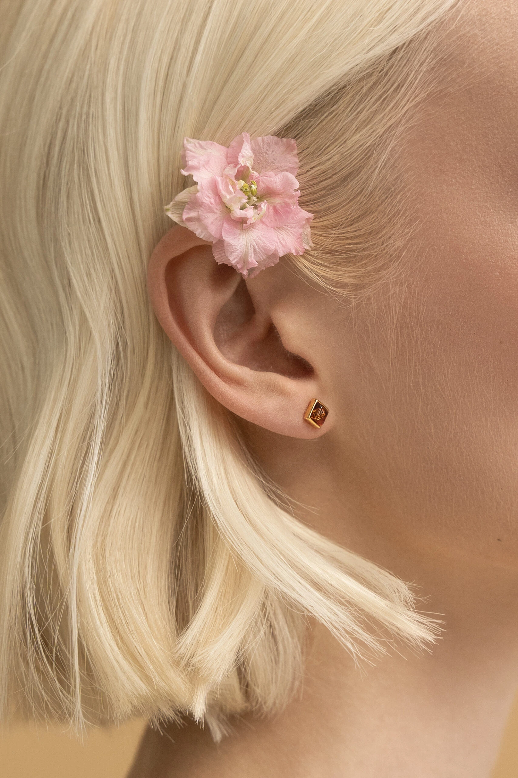 Kvadratiska, små guldörhängen med cognac bärnsten