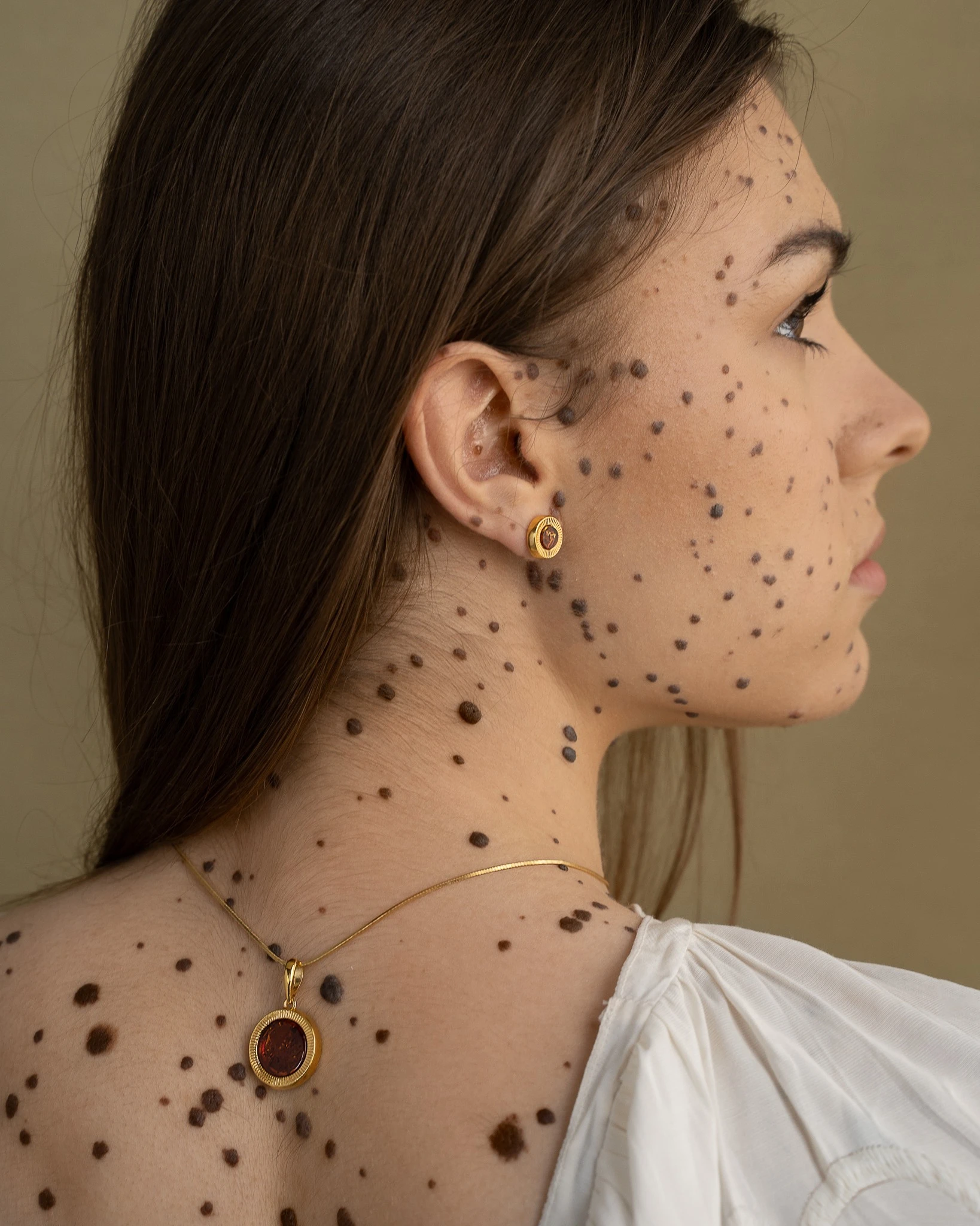 Miniatyrbild av Solhalsband med bärnsten i cognac