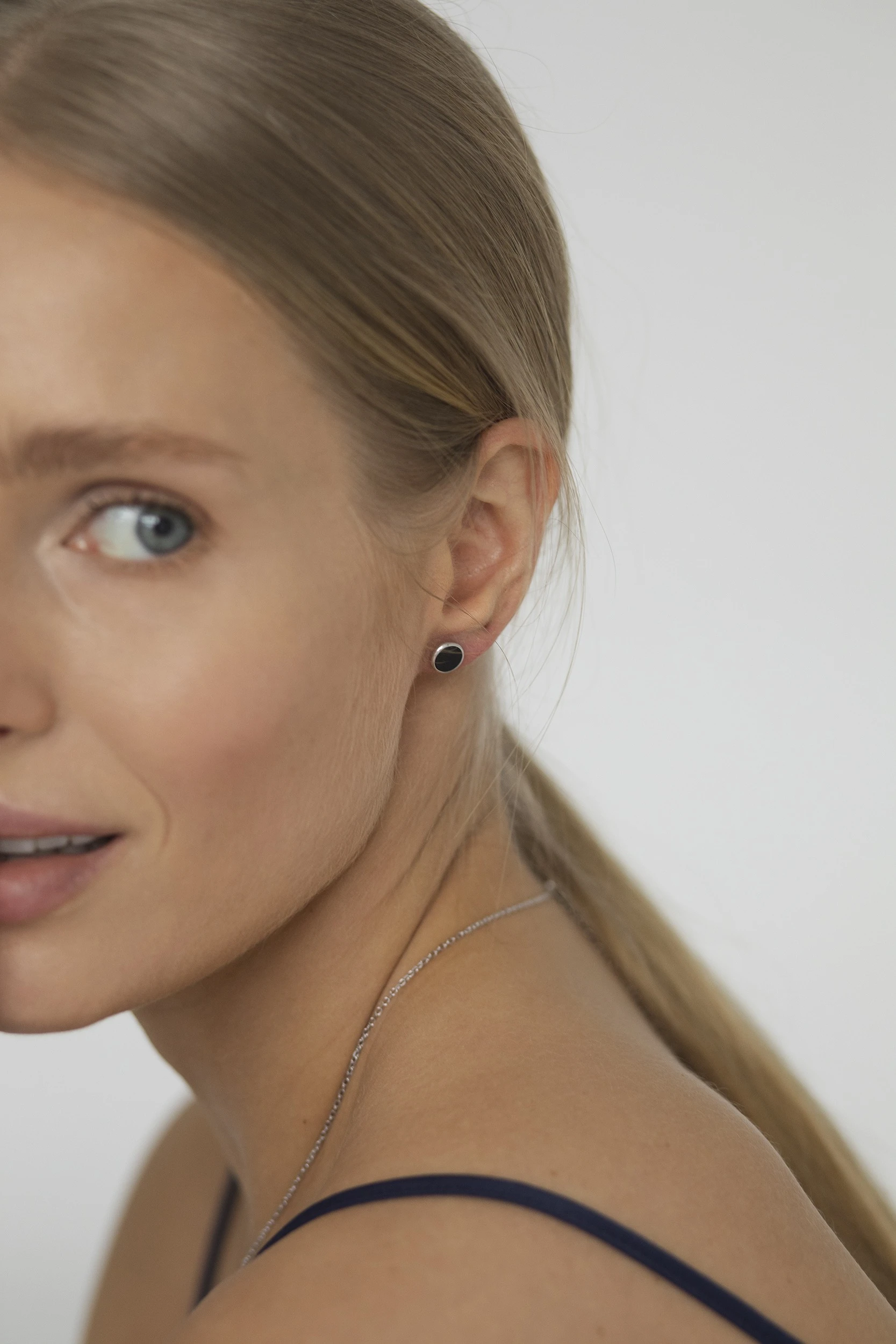 Trygg stiftörhängen i silver med onyx