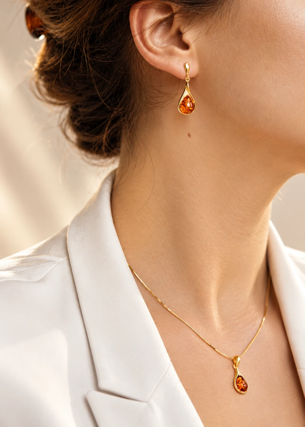 Victoria earrings in gold with amber