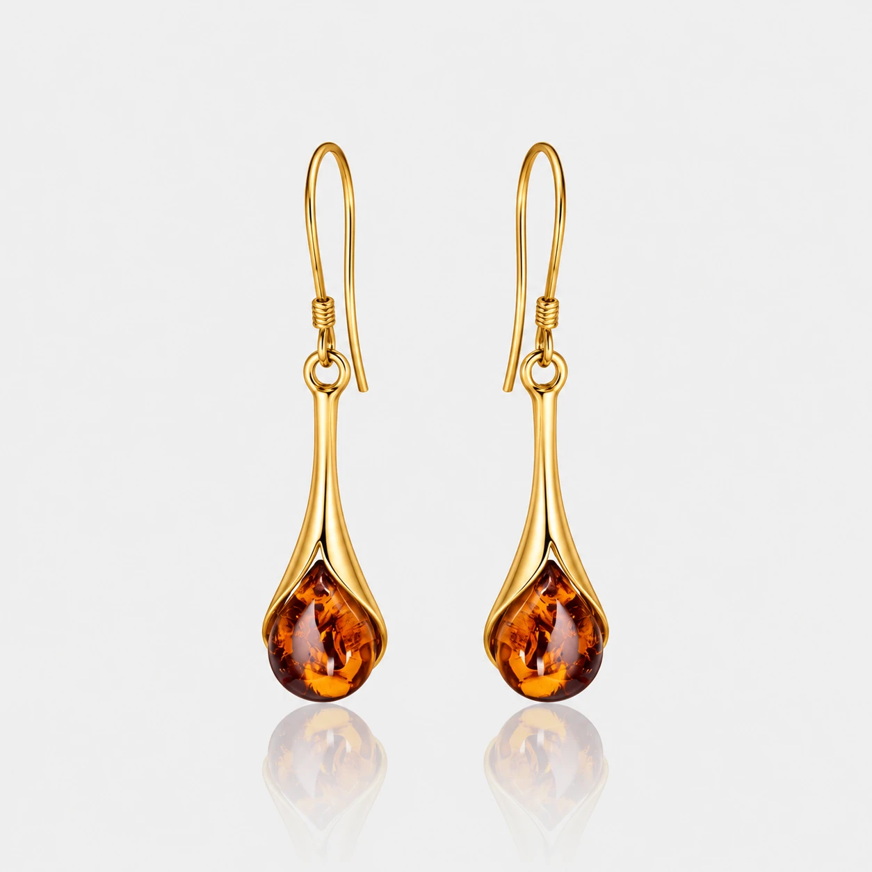 Victoria earrings in gold with cognac amber