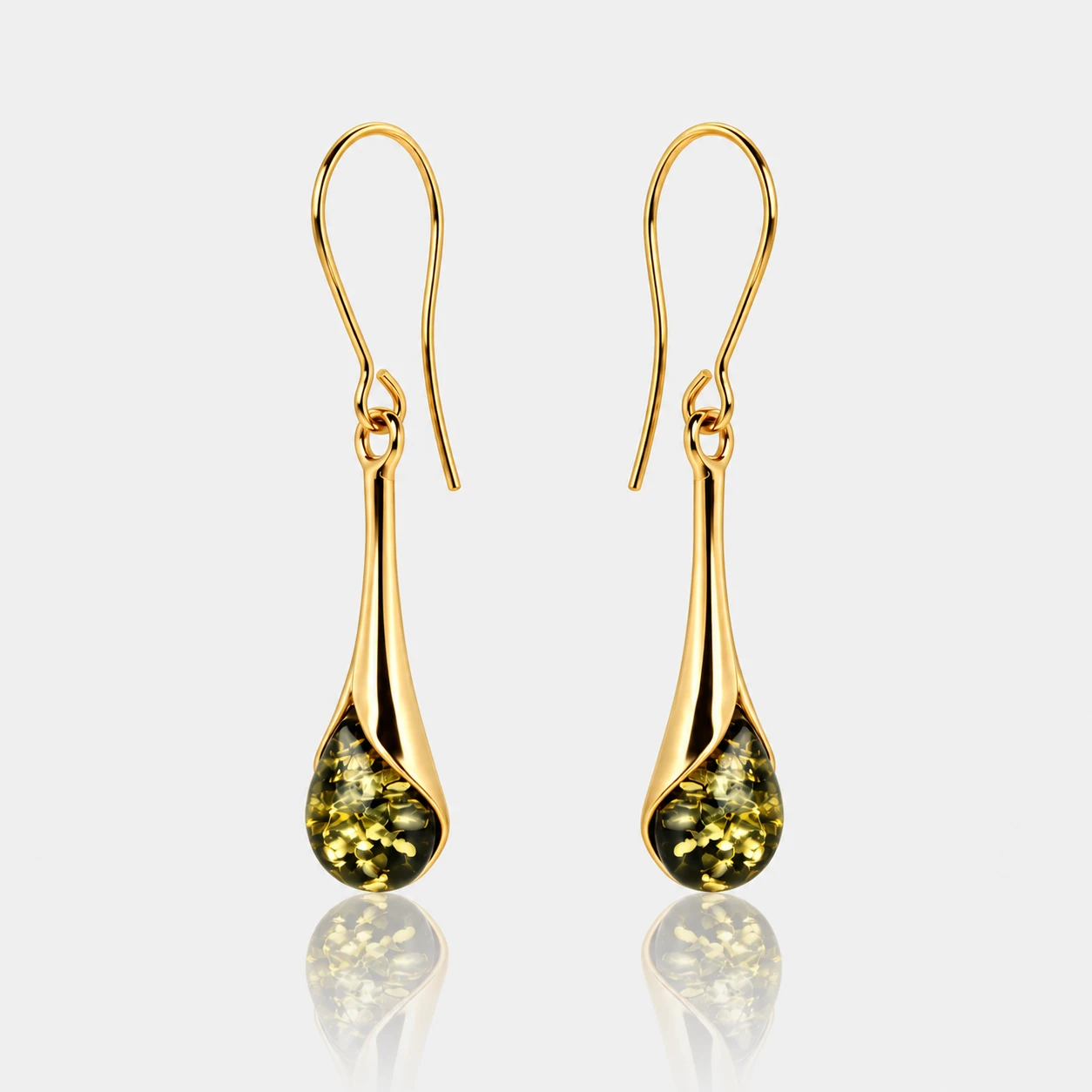 Victoria earrings in gold with green amber