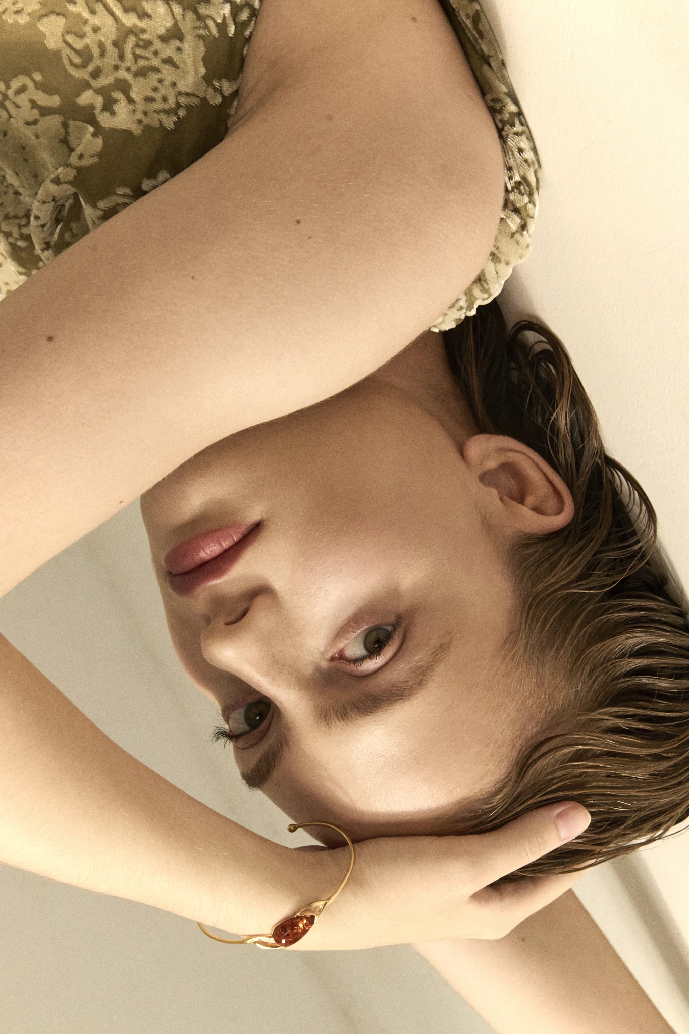 Miniatyrbild av Victoria cuff armband med cognac bärnsten.