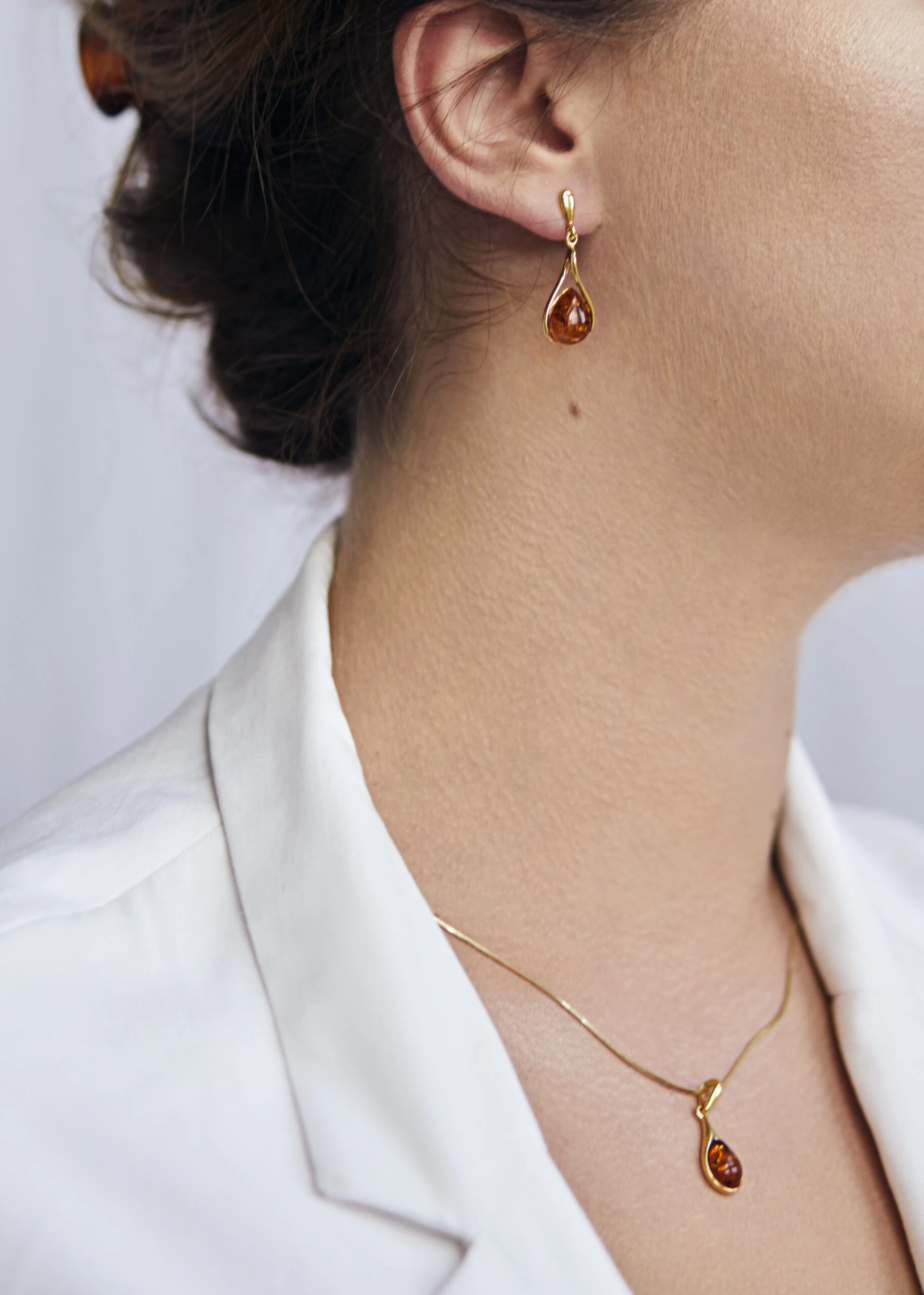 Miniatyrbild av Victoriaörhängen i guld med bärnsten