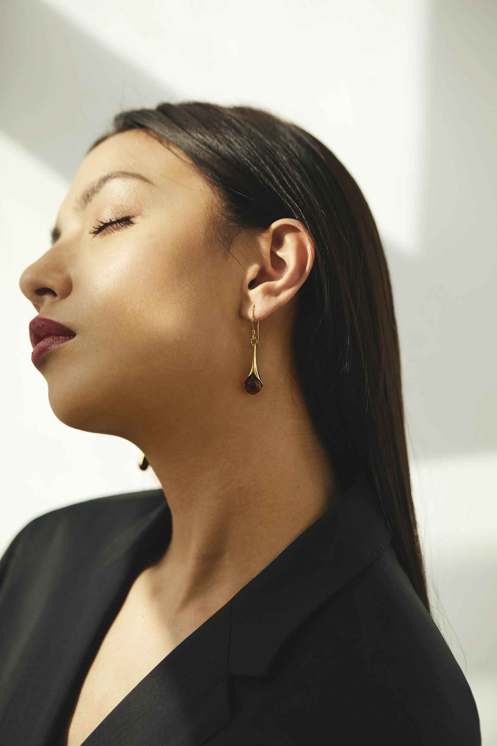 Victoria örhängen i guld med cognac bärnsten