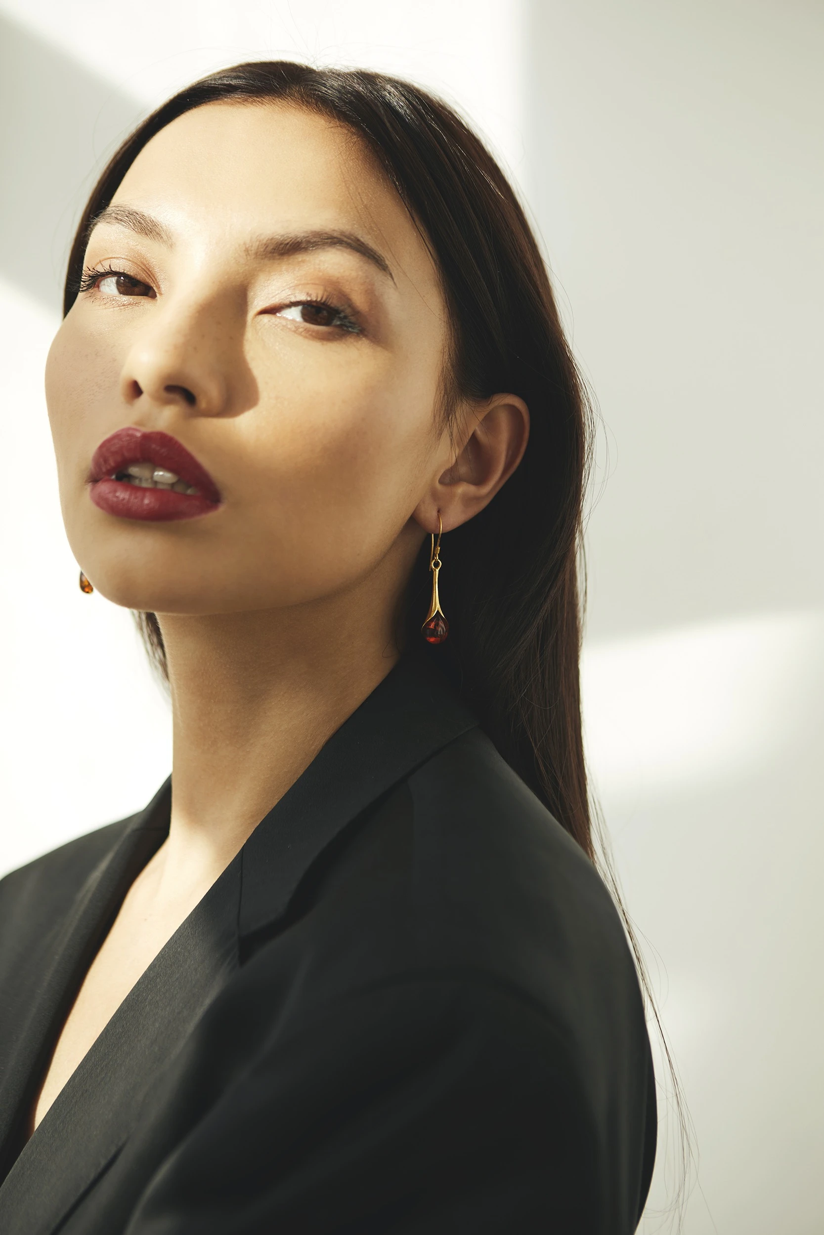 Miniatyrbild av Victoria örhängen i guld med cognac bärnsten