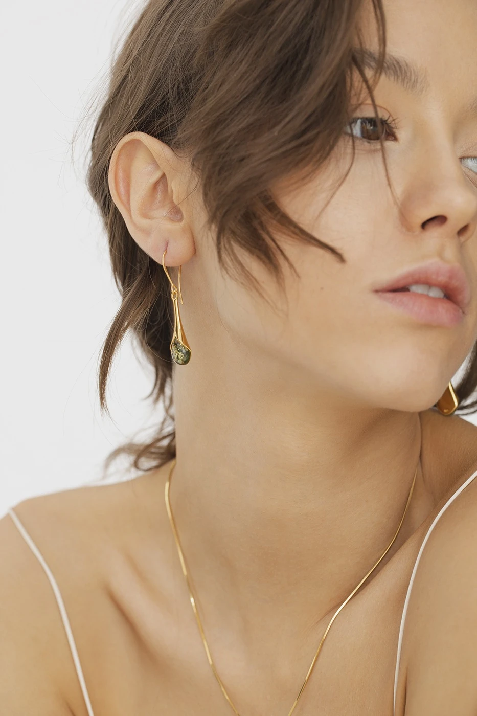 Victoria earrings in gold with green amber