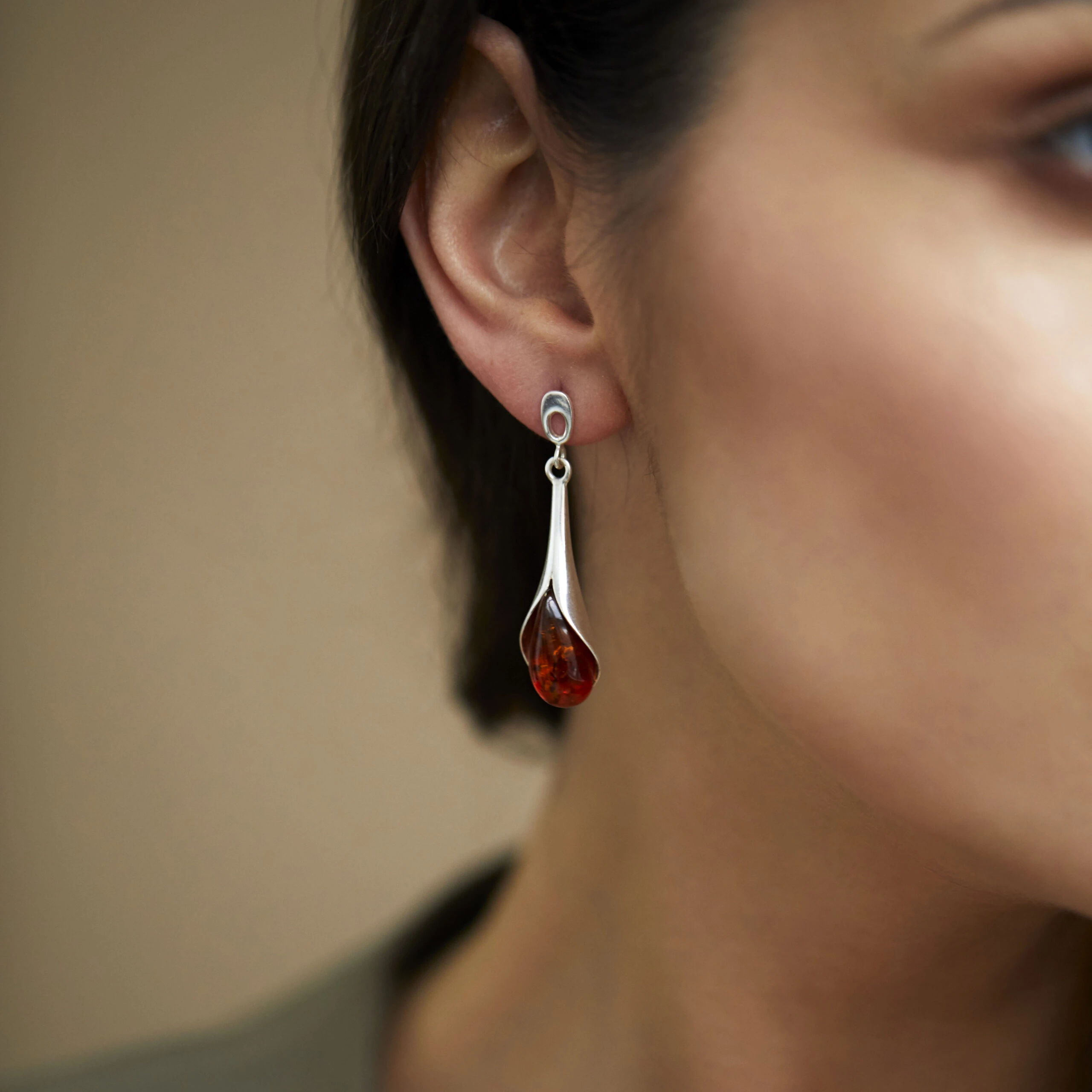 Victoria earrings in silver with amber