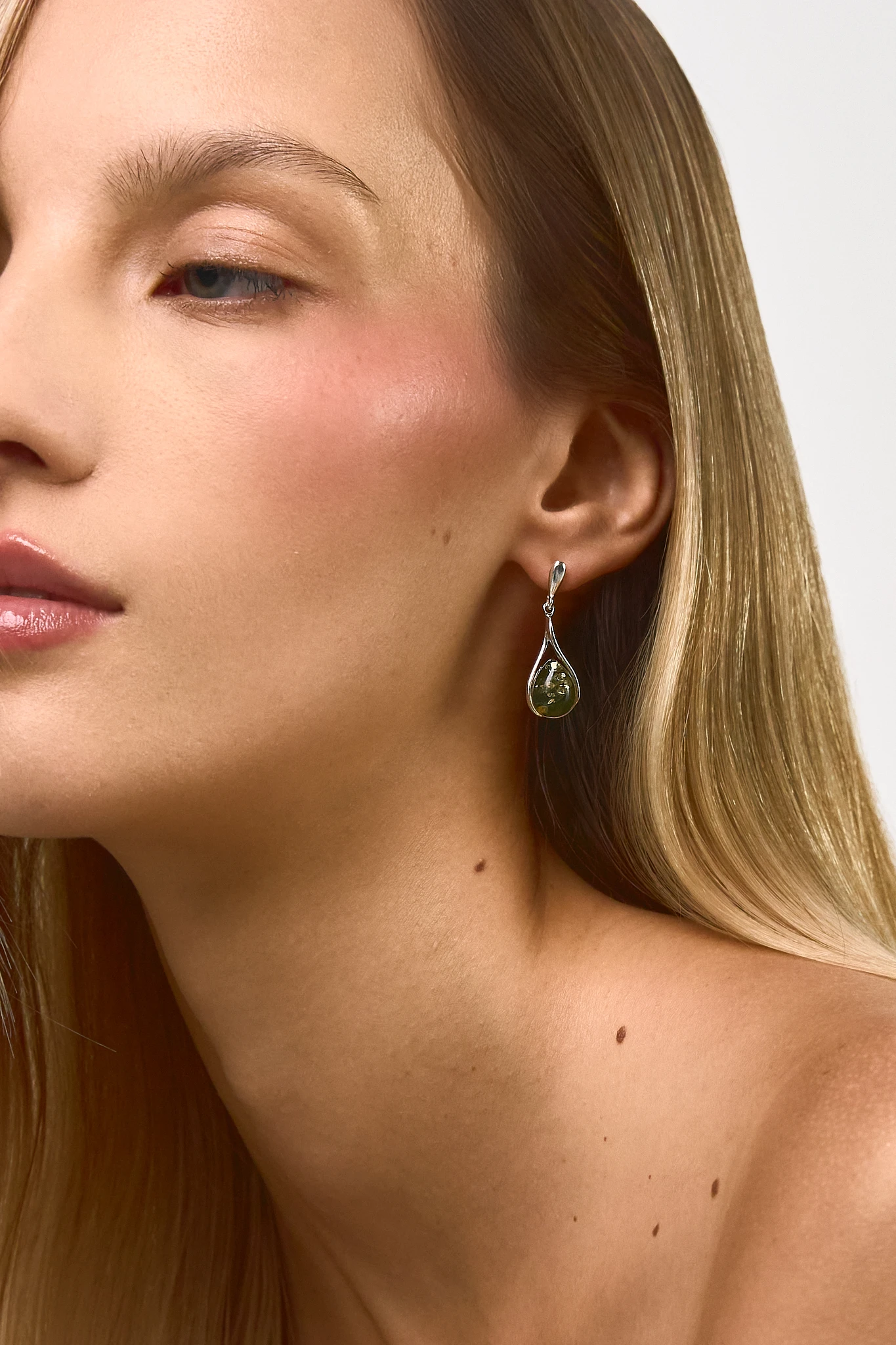 Miniatyrbild av Victoria örhängen i silver med grön bärnsten