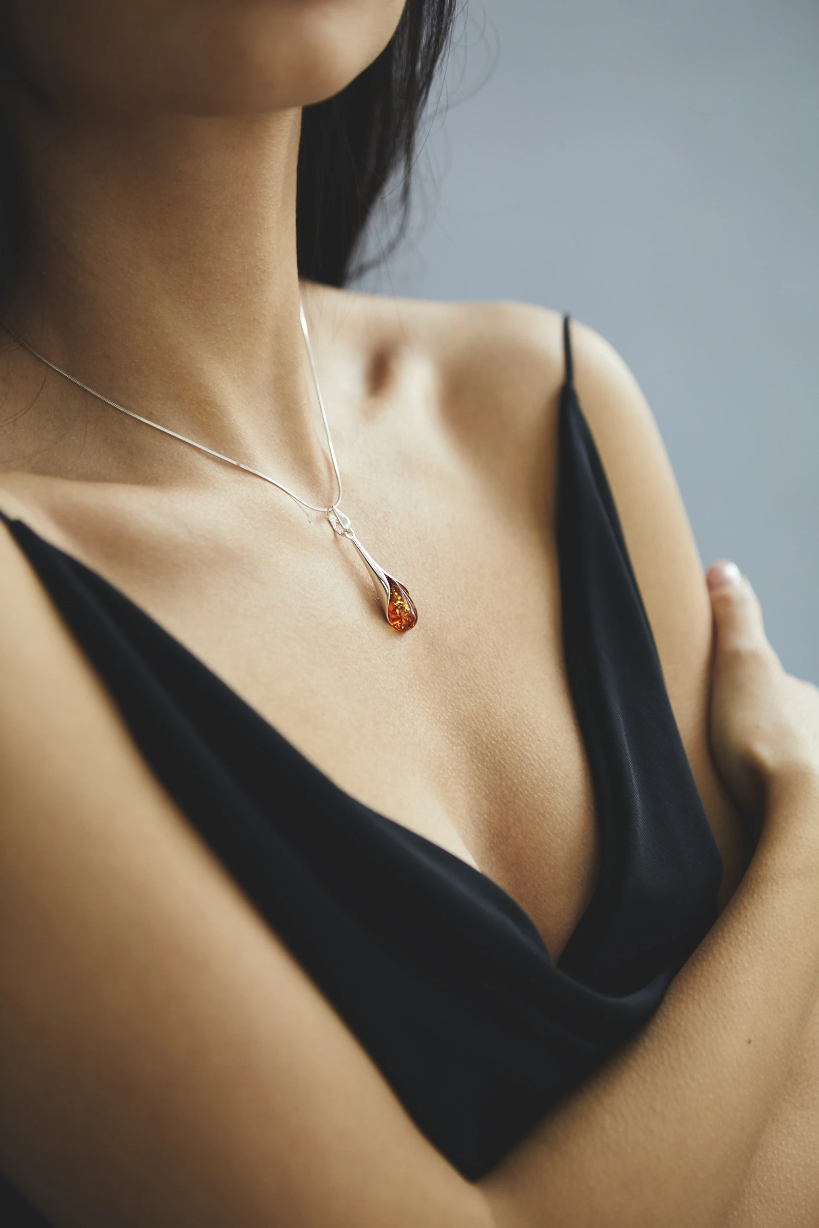 Victoria necklace in silver with cognac amber