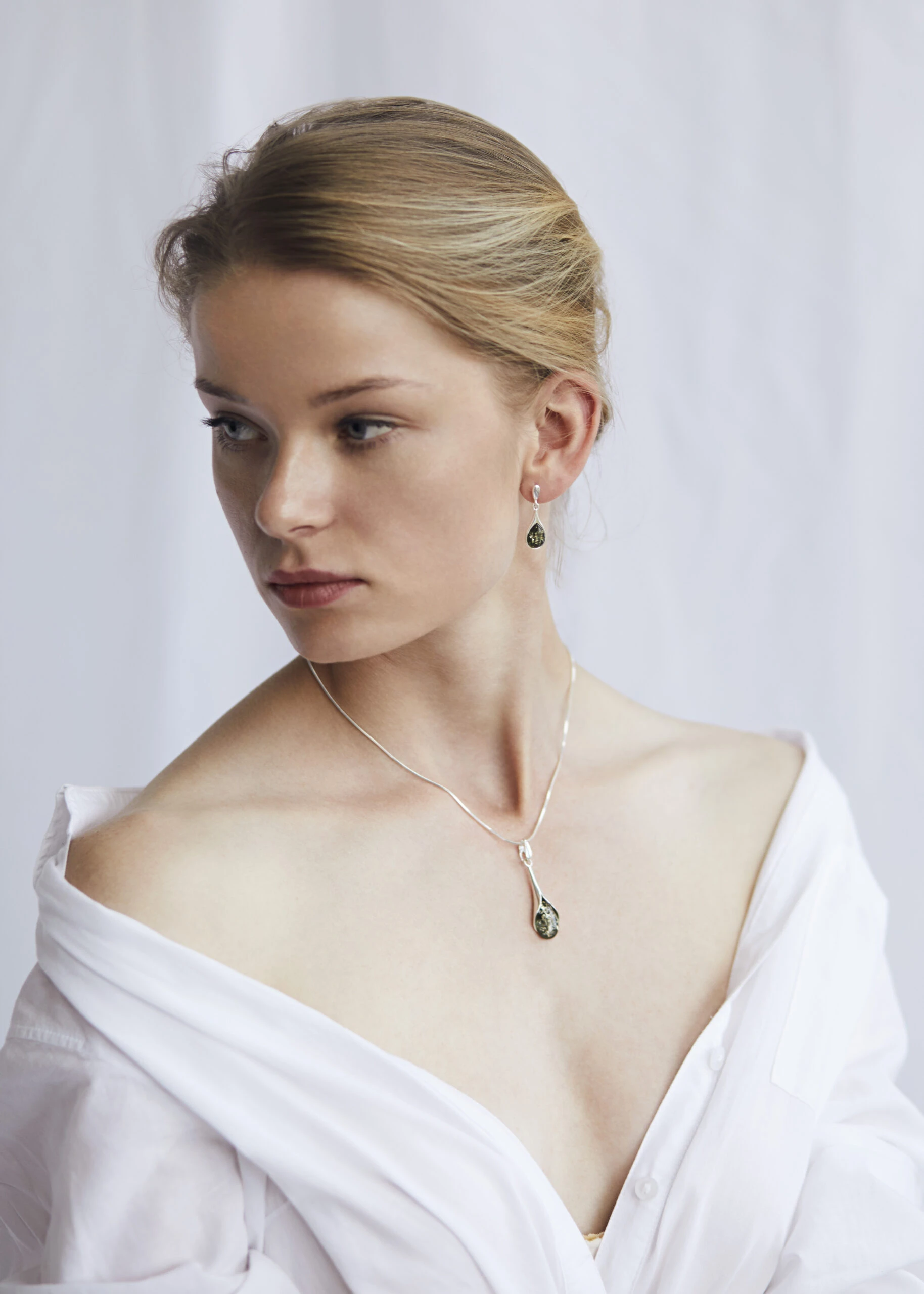 Thumbnail of Victoria necklace in silver with green amber