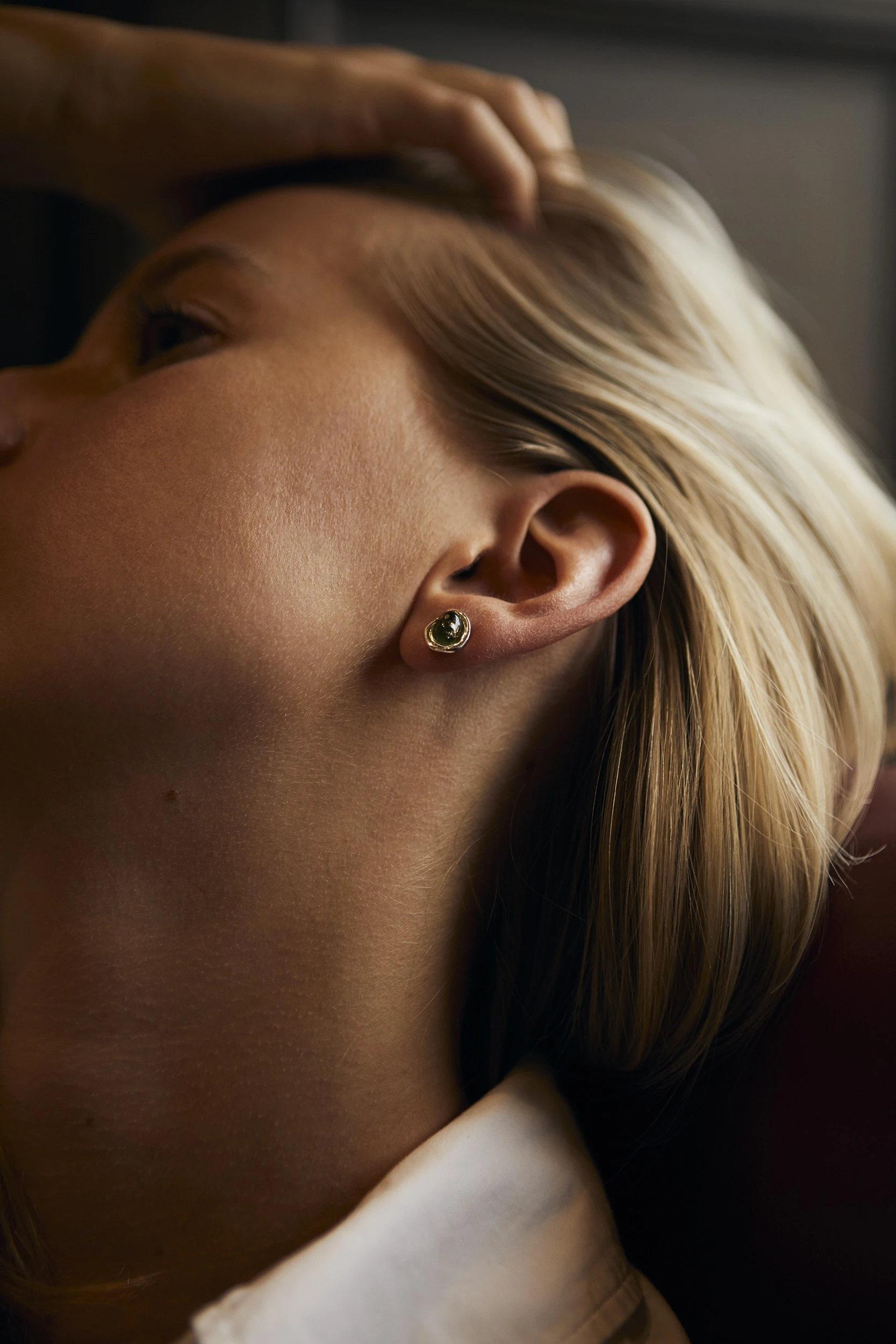 Miniatyrbild av Wave örhängen med grön bärnsten