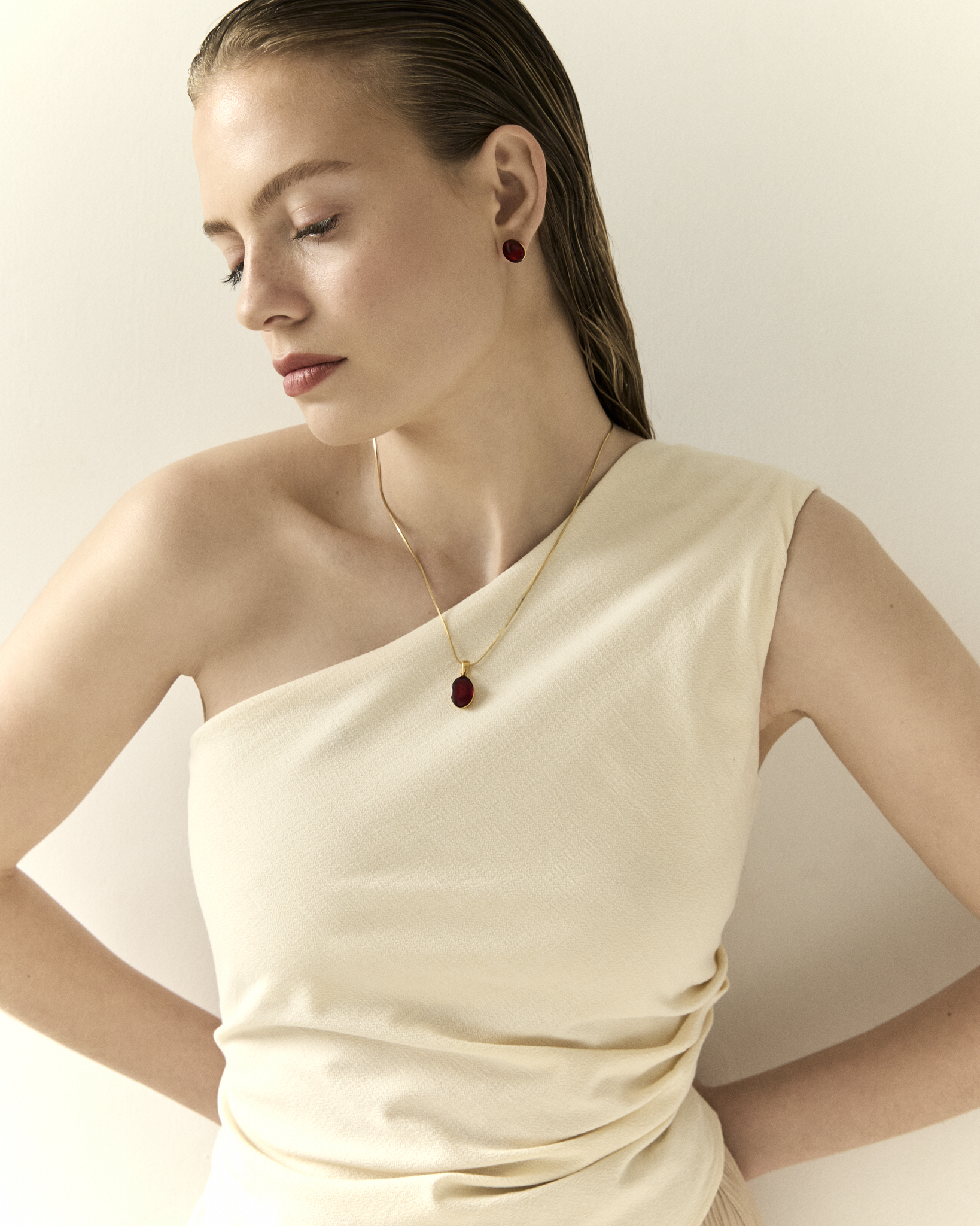 Carmen gold necklace with red amber