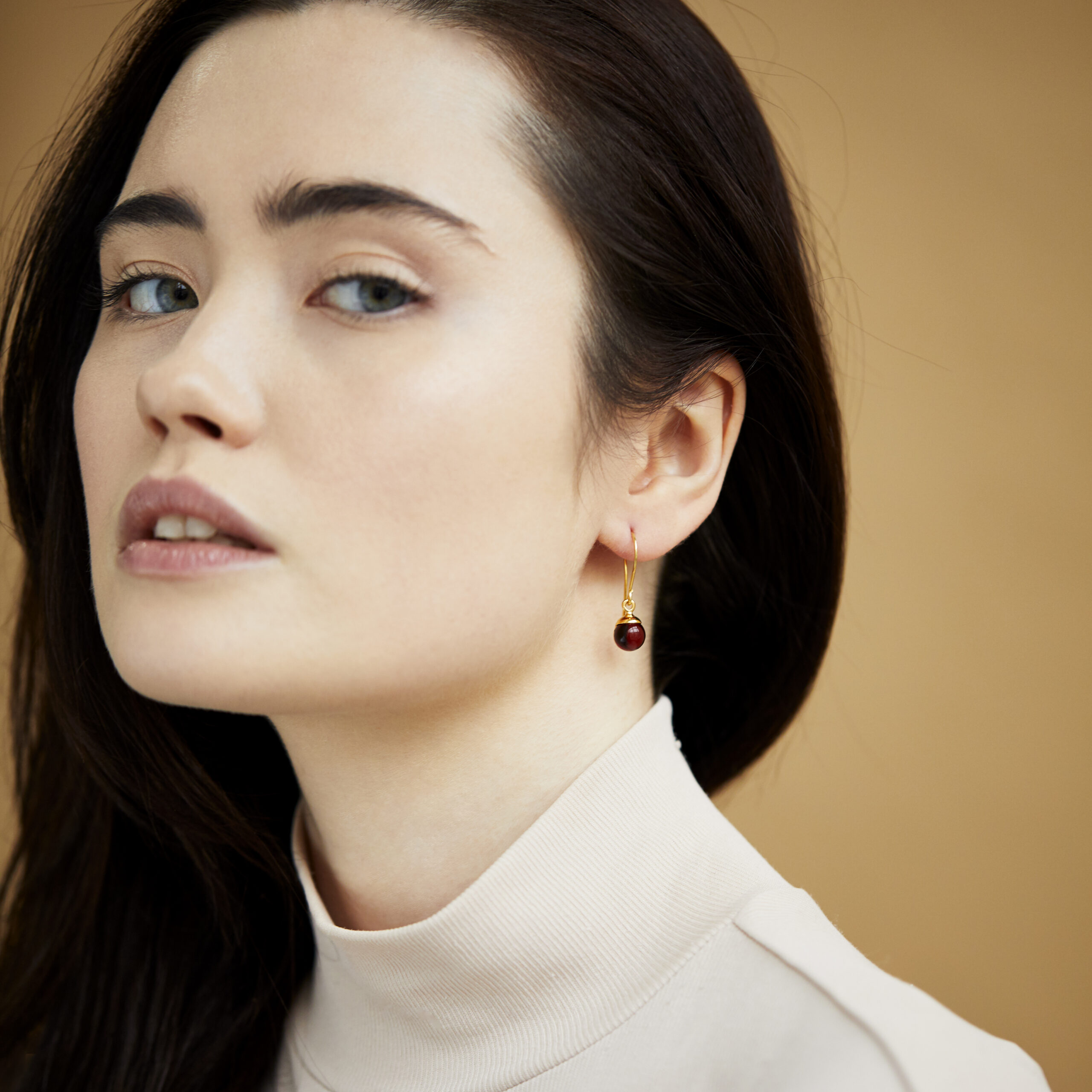 Classy gold earrings with cherry amber